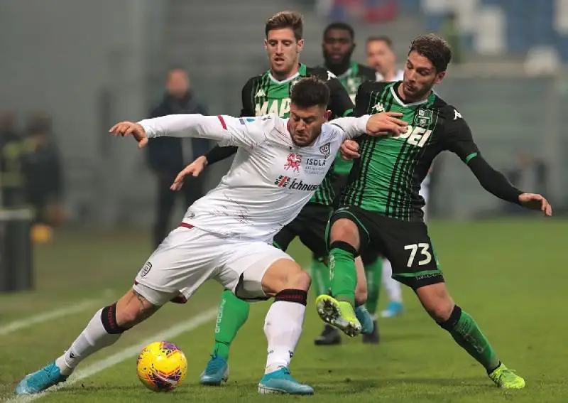 Si salva al 90' il sorprendente Cagliari di Maran, che pareggia per 2-2 a Reggio Emilia contro il Sassuolo in una partita valida per la quindicesima giornata di serie A