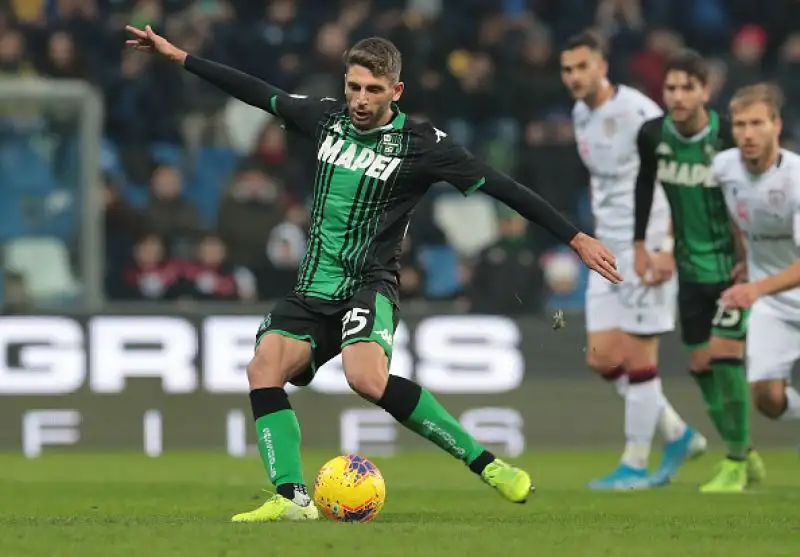 Si salva al 90' il sorprendente Cagliari di Maran, che pareggia per 2-2 a Reggio Emilia contro il Sassuolo in una partita valida per la quindicesima giornata di serie A