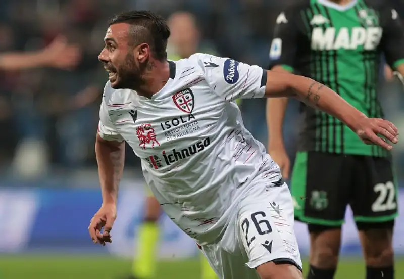 Si salva al 90' il sorprendente Cagliari di Maran, che pareggia per 2-2 a Reggio Emilia contro il Sassuolo in una partita valida per la quindicesima giornata di serie A