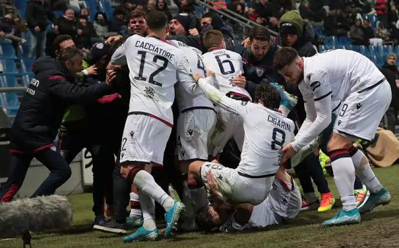 Si salva al 90' il sorprendente Cagliari di Maran, che pareggia per 2-2 a Reggio Emilia contro il Sassuolo in una partita valida per la quindicesima giornata di serie A