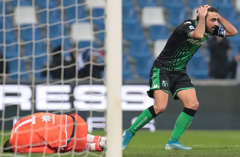Si salva al 90' il sorprendente Cagliari di Maran, che pareggia per 2-2 a Reggio Emilia contro il Sassuolo in una partita valida per la quindicesima giornata di serie A