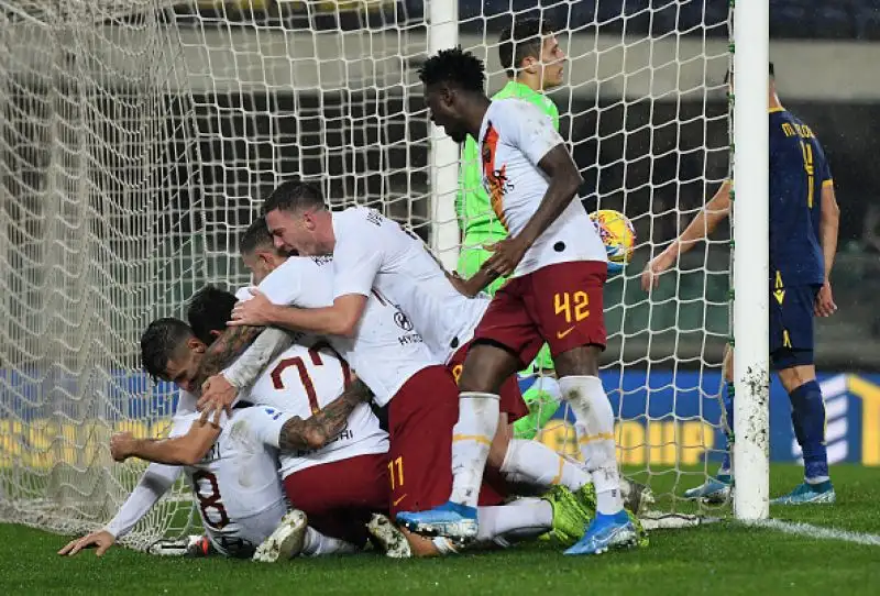 Per i giallorossi in gol Kluivert, Perotti e Mkhitaryan. Faraoni ha realizzato la rete del momentaneo 1-1 per i padroni di casa.