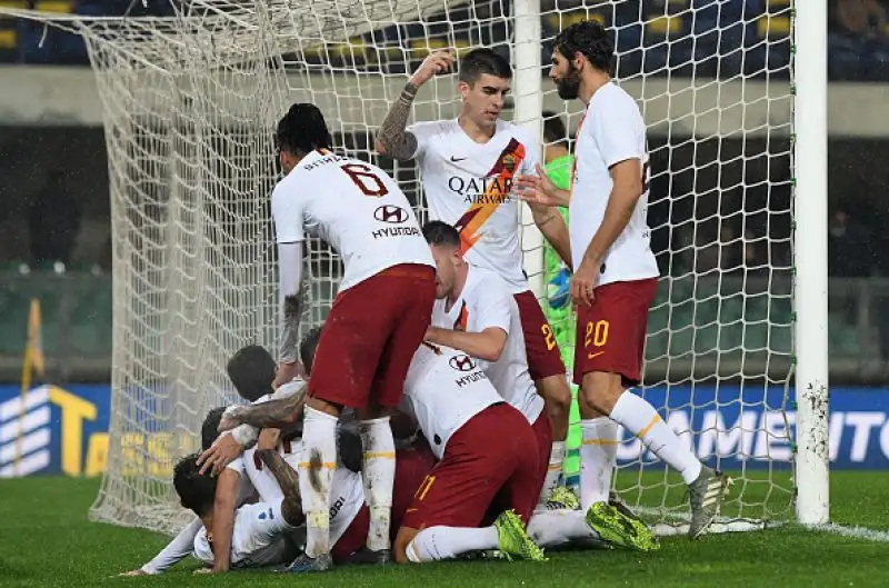 Per i giallorossi in gol Kluivert, Perotti e Mkhitaryan. Faraoni ha realizzato la rete del momentaneo 1-1 per i padroni di casa.
