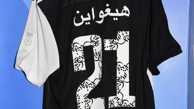 La Juve fa un regalo ai collezionisti.
Ronaldo e compagni sono scesi in campo con casacche particolari.
