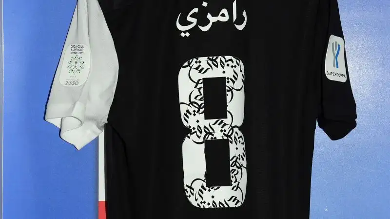 La Juve fa un regalo ai collezionisti.
Ronaldo e compagni sono scesi in campo con casacche particolari.