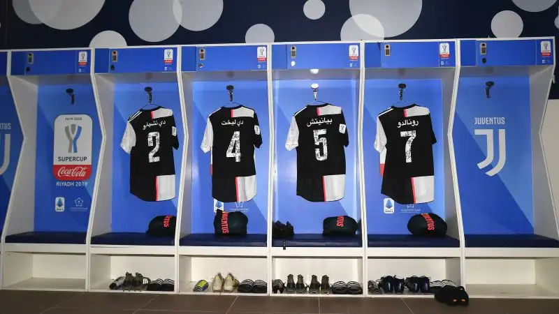 La Juve fa un regalo ai collezionisti.
Ronaldo e compagni sono scesi in campo con casacche particolari.