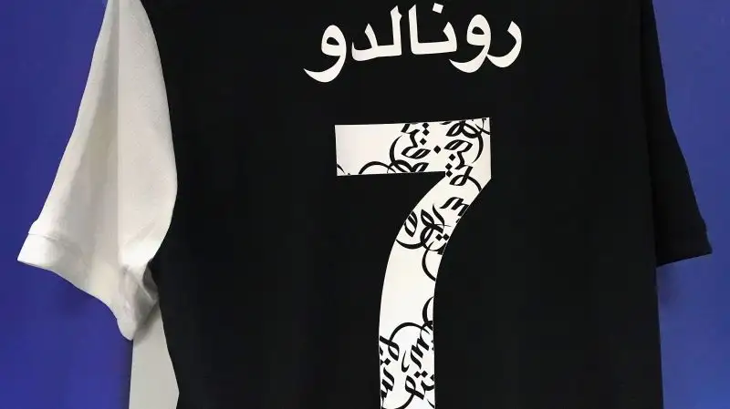 La Juve fa un regalo ai collezionisti.
Ronaldo e compagni sono scesi in campo con casacche particolari.