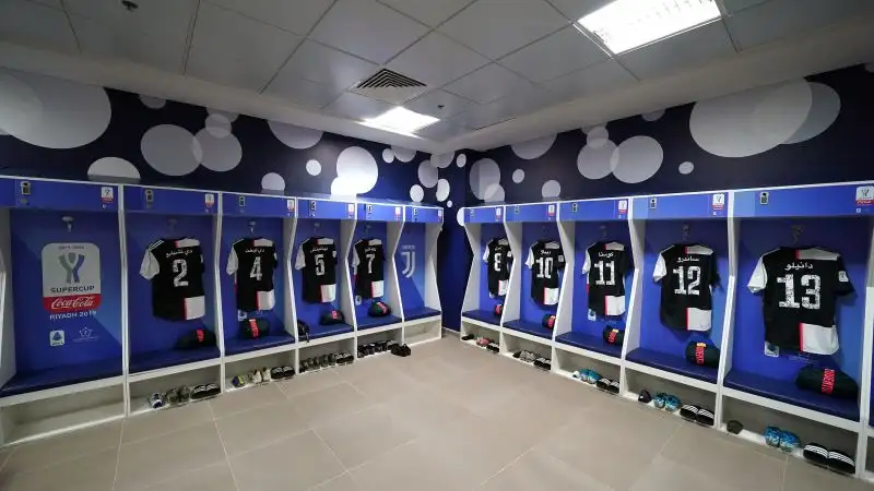 La Juve fa un regalo ai collezionisti.
Ronaldo e compagni sono scesi in campo con casacche particolari.