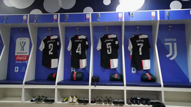 La Juve fa un regalo ai collezionisti.
Ronaldo e compagni sono scesi in campo con casacche particolari.