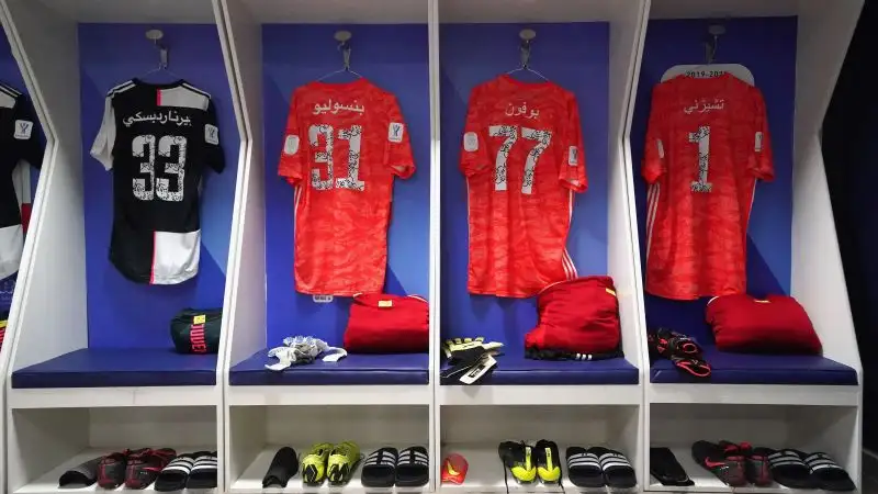 La Juve fa un regalo ai collezionisti.
Ronaldo e compagni sono scesi in campo con casacche particolari.