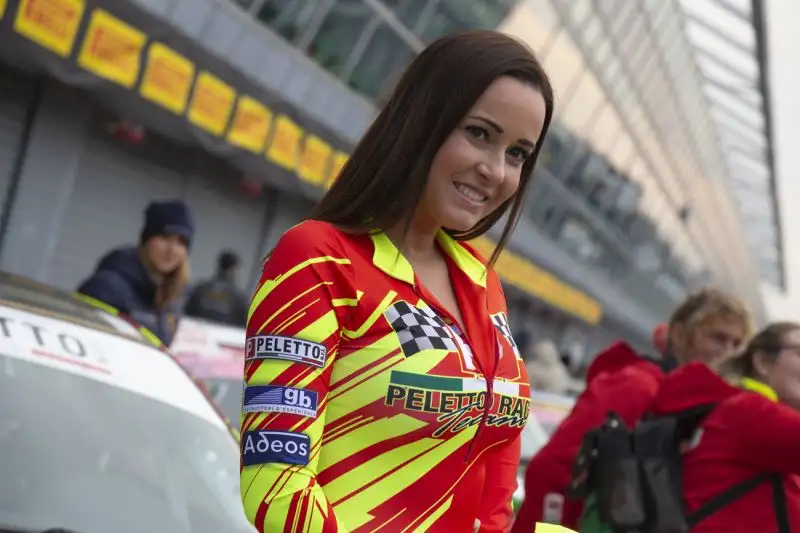 Le foto di Cristian Lovati della ombrellina che non ha temuto il freddo in Brianza.