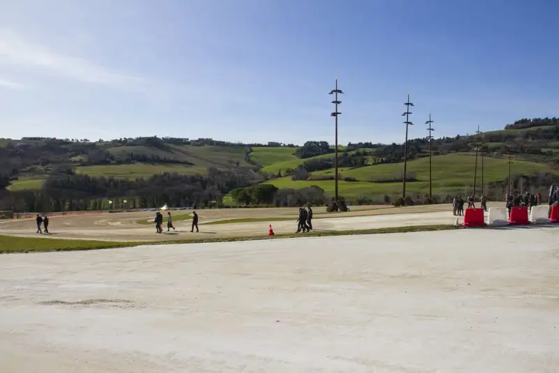 Il papà Graziano vi ha fatto costruire una pista da dirt-track