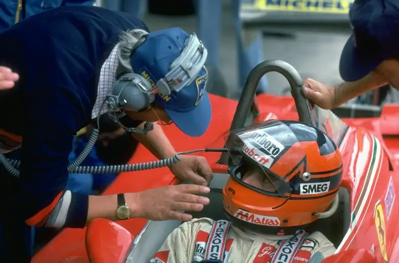 Con la scuderia di Maranello ha corso 68 Gran premi, vincendone 6
