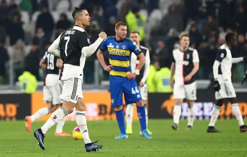 Doppietta di Cristiano Ronaldo per i bianconeri e rete Cornelius per gli ospiti.