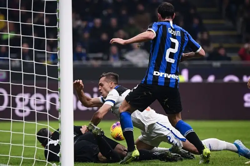 A San Siro finisce 1-1, ma gli orobici sfiorano la vittoria: Muriel sbaglia dal dischetto il rigore del sorpasso.