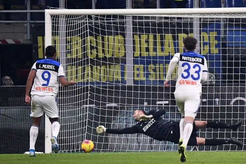 A San Siro finisce 1-1, ma gli orobici sfiorano la vittoria: Muriel sbaglia dal dischetto il rigore del sorpasso.