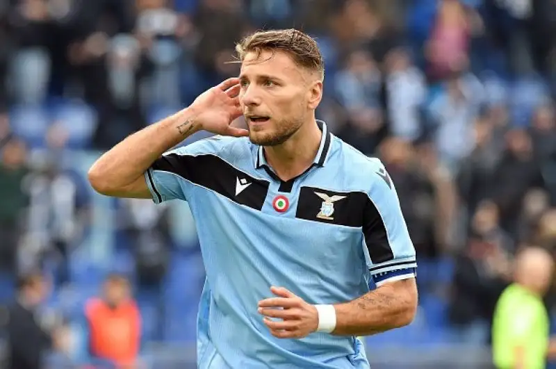 Tripletta di Immobile e gol di Bastos e Caicedo per i padroni di casa, di Linetty il gol della bandiera per gli ospiti.