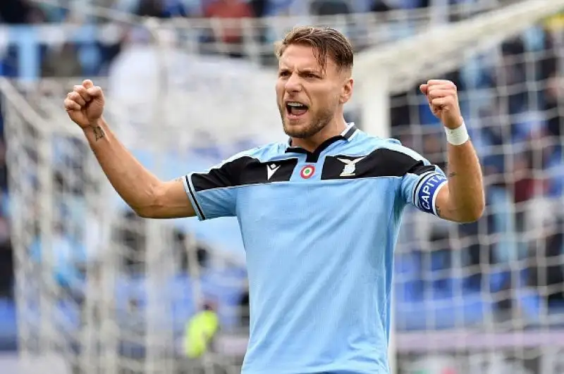 Tripletta di Immobile e gol di Bastos e Caicedo per i padroni di casa, di Linetty il gol della bandiera per gli ospiti.