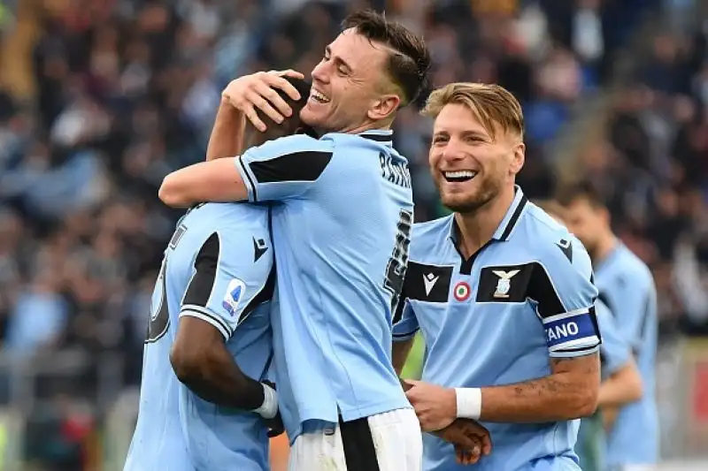 Tripletta di Immobile e gol di Bastos e Caicedo per i padroni di casa, di Linetty il gol della bandiera per gli ospiti.