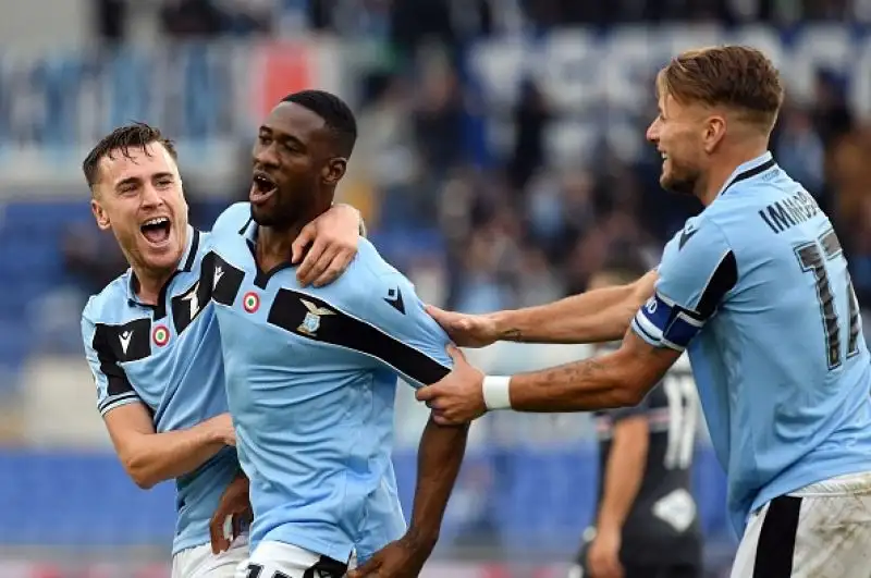Tripletta di Immobile e gol di Bastos e Caicedo per i padroni di casa, di Linetty il gol della bandiera per gli ospiti.
