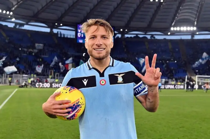 Tripletta di Immobile e gol di Bastos e Caicedo per i padroni di casa, di Linetty il gol della bandiera per gli ospiti.