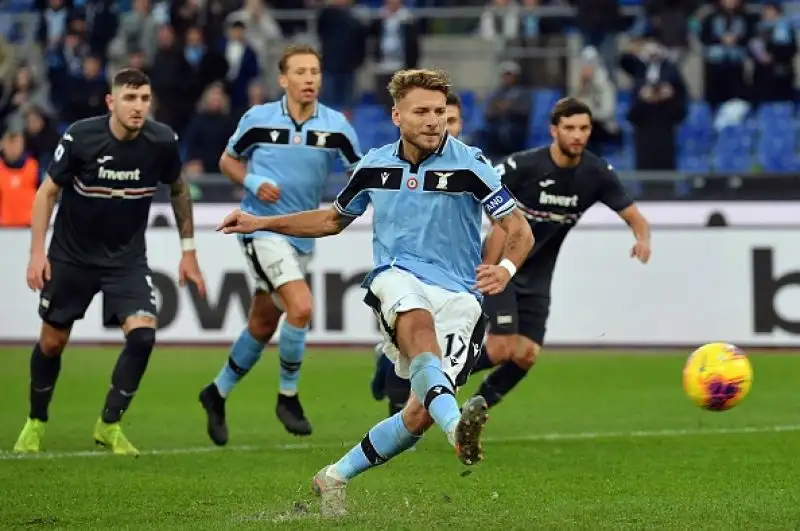 Tripletta di Immobile e gol di Bastos e Caicedo per i padroni di casa, di Linetty il gol della bandiera per gli ospiti.