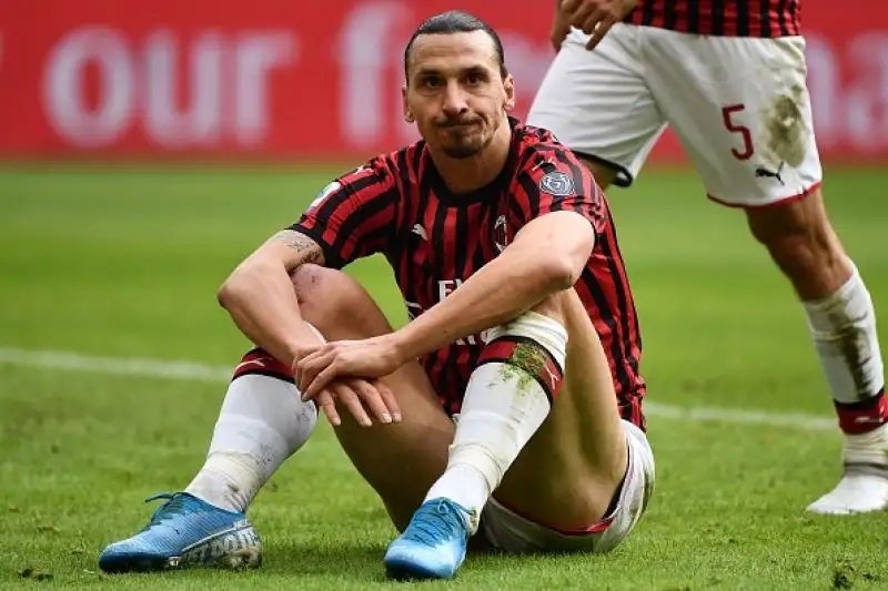 I rossoneri superano in casa i friulani al termine di una partita spettacolare: decide Rebic in extremis.