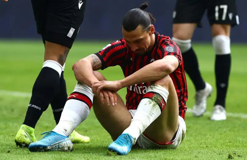 I rossoneri superano in casa i friulani al termine di una partita spettacolare: decide Rebic in extremis.
