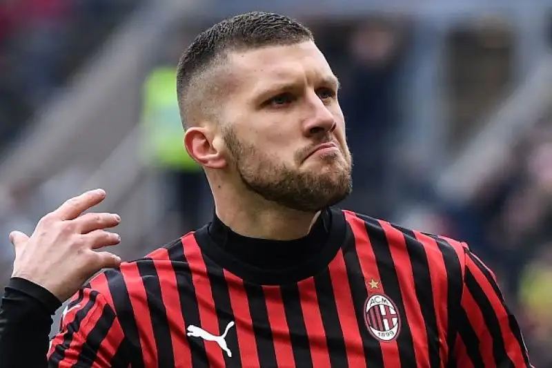 I rossoneri superano in casa i friulani al termine di una partita spettacolare: decide Rebic in extremis.
