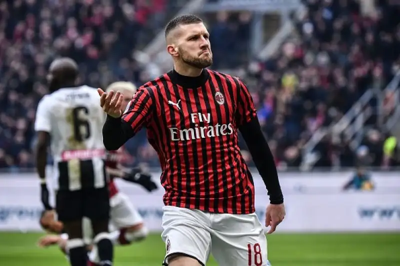 I rossoneri superano in casa i friulani al termine di una partita spettacolare: decide Rebic in extremis.