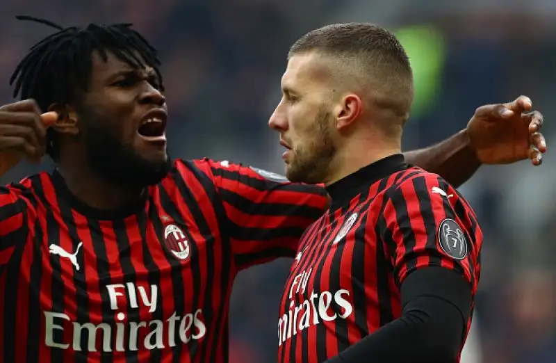 I rossoneri superano in casa i friulani al termine di una partita spettacolare: decide Rebic in extremis.
