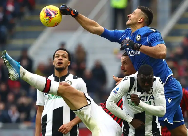I rossoneri superano in casa i friulani al termine di una partita spettacolare: decide Rebic in extremis.
