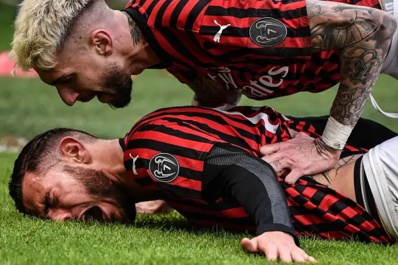 I rossoneri superano in casa i friulani al termine di una partita spettacolare: decide Rebic in extremis.