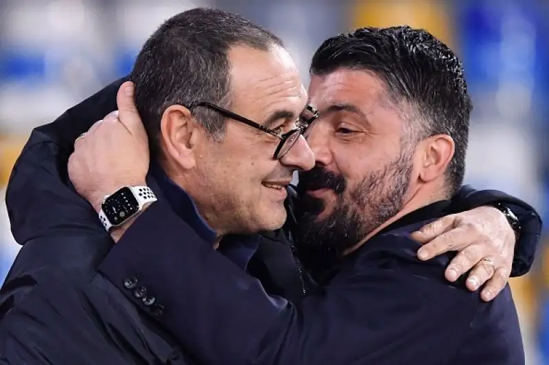Trionfo Napoli, la Juventus non va in fuga.
Bianconeri sconfitti 2-1 al San Paolo e avvicinati in classifica da Inter e Lazio.