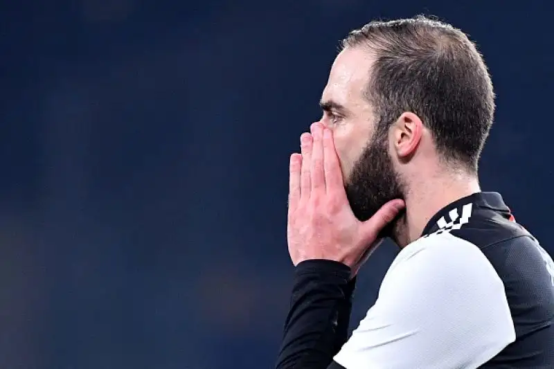 Trionfo Napoli, la Juventus non va in fuga.
Bianconeri sconfitti 2-1 al San Paolo e avvicinati in classifica da Inter e Lazio.