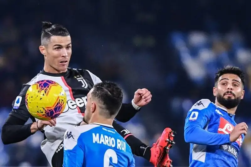 Trionfo Napoli, la Juventus non va in fuga.
Bianconeri sconfitti 2-1 al San Paolo e avvicinati in classifica da Inter e Lazio.