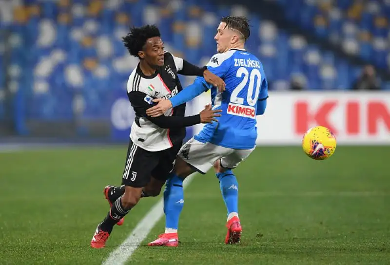 Trionfo Napoli, la Juventus non va in fuga.
Bianconeri sconfitti 2-1 al San Paolo e avvicinati in classifica da Inter e Lazio.