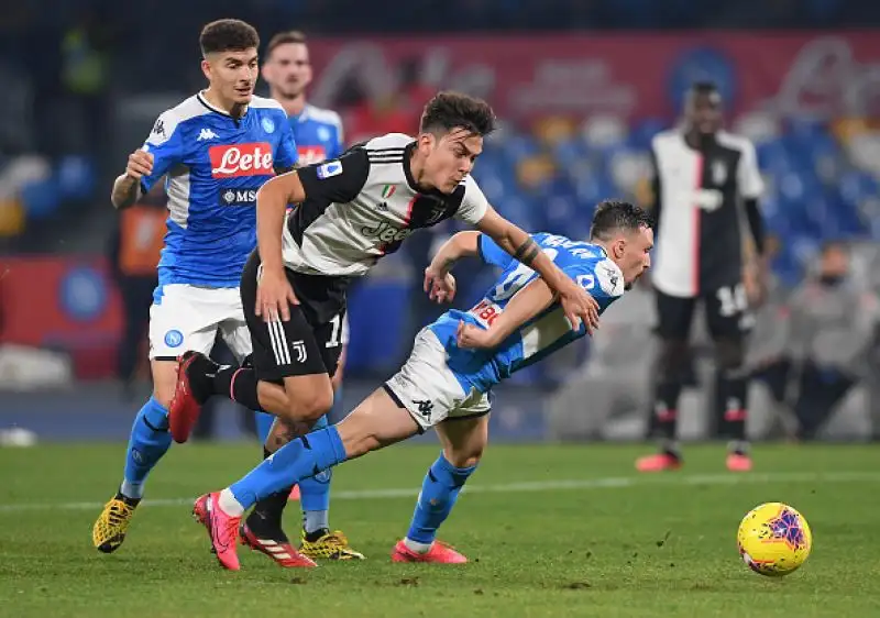 Trionfo Napoli, la Juventus non va in fuga.
Bianconeri sconfitti 2-1 al San Paolo e avvicinati in classifica da Inter e Lazio.