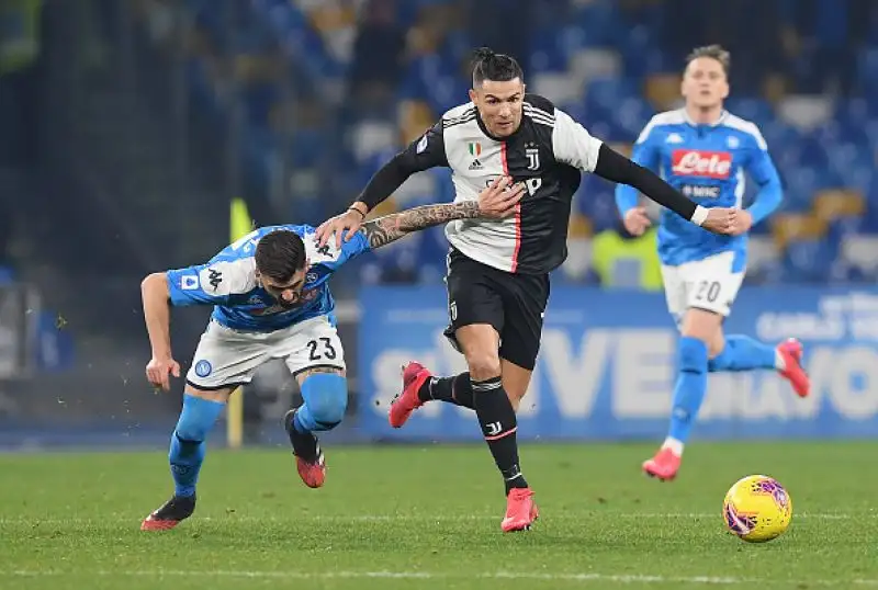 Trionfo Napoli, la Juventus non va in fuga.
Bianconeri sconfitti 2-1 al San Paolo e avvicinati in classifica da Inter e Lazio.