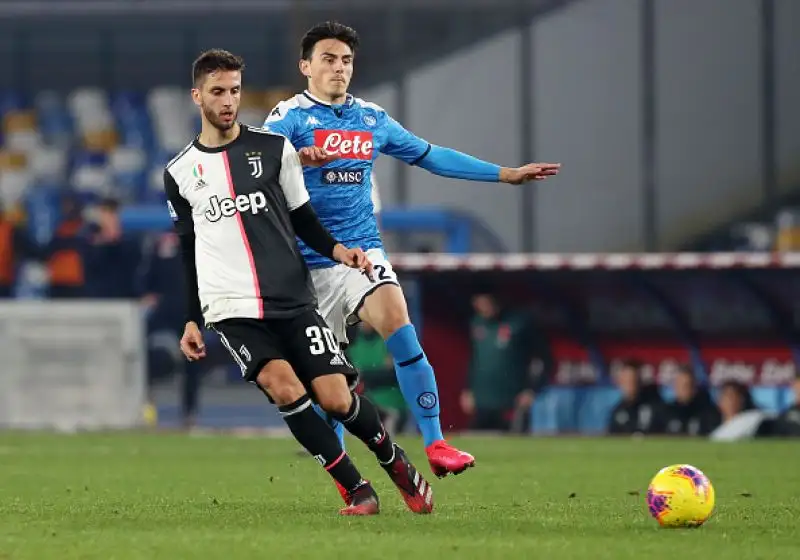 Trionfo Napoli, la Juventus non va in fuga.
Bianconeri sconfitti 2-1 al San Paolo e avvicinati in classifica da Inter e Lazio.