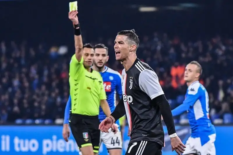 Trionfo Napoli, la Juventus non va in fuga.
Bianconeri sconfitti 2-1 al San Paolo e avvicinati in classifica da Inter e Lazio.