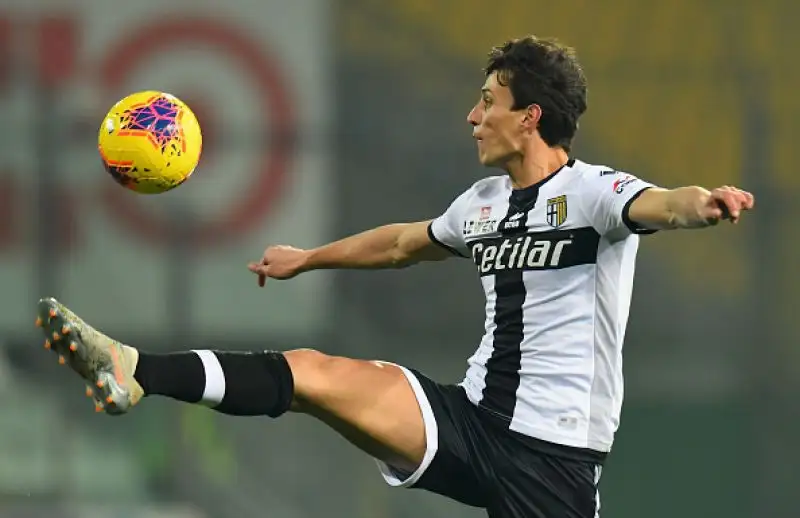Nel posticipo del lunedì dell'ultima d'andata i crociati vincono 2-0 e avvicinano il sesto posto, quarto ko di fila per i salentini