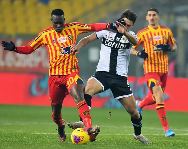 Nel posticipo del lunedì dell'ultima d'andata i crociati vincono 2-0 e avvicinano il sesto posto, quarto ko di fila per i salentini
