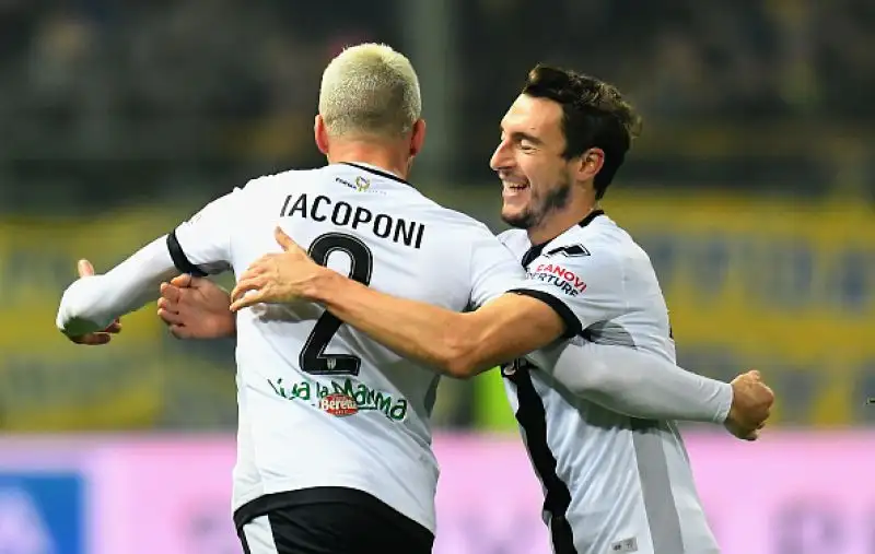 Nel posticipo del lunedì dell'ultima d'andata i crociati vincono 2-0 e avvicinano il sesto posto, quarto ko di fila per i salentini