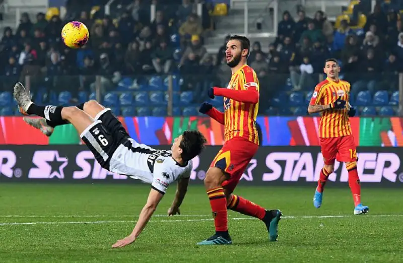 Nel posticipo del lunedì dell'ultima d'andata i crociati vincono 2-0 e avvicinano il sesto posto, quarto ko di fila per i salentini