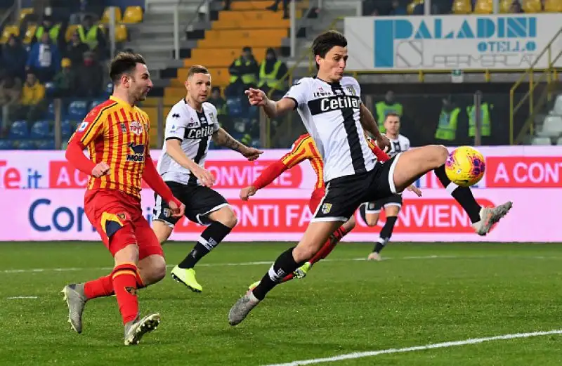 Nel posticipo del lunedì dell'ultima d'andata i crociati vincono 2-0 e avvicinano il sesto posto, quarto ko di fila per i salentini