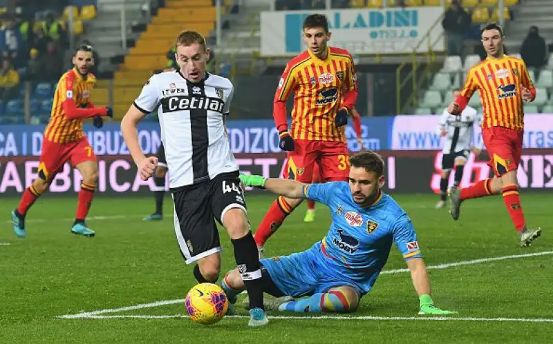 Nel posticipo del lunedì dell'ultima d'andata i crociati vincono 2-0 e avvicinano il sesto posto, quarto ko di fila per i salentini