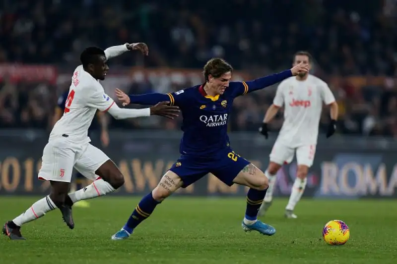 La Juve passa a Roma: Sarri campione d'inverno. I bianconeri si impongono per 2-1 sui giallorossi