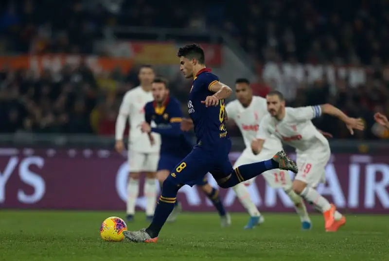 La Juve passa a Roma: Sarri campione d'inverno. I bianconeri si impongono per 2-1 sui giallorossi