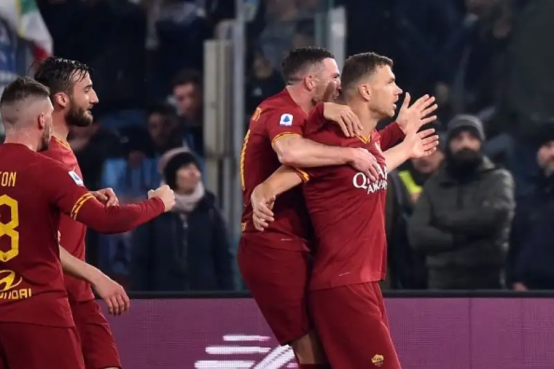 La Roma ferma la Lazio: l'Inter sorride.
Il derby finisce 1-1: la squadra di Inzaghi rallenta dopo undici vittorie consecutive e manca il sorpasso ai nerazzurri al secondo posto.